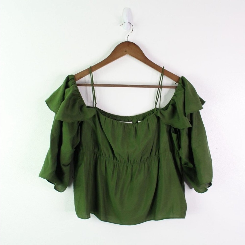 NWOT Vince Green Off the Shoulder top. Absolutely adorable. Fits true to size. - Picture 2 of 3